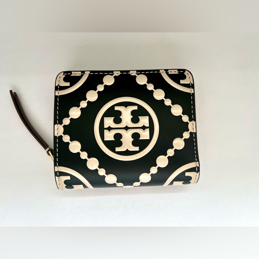 Like New- Tory Burch T Monogram Contrast Embossed Bi-Fold Wallet 😍